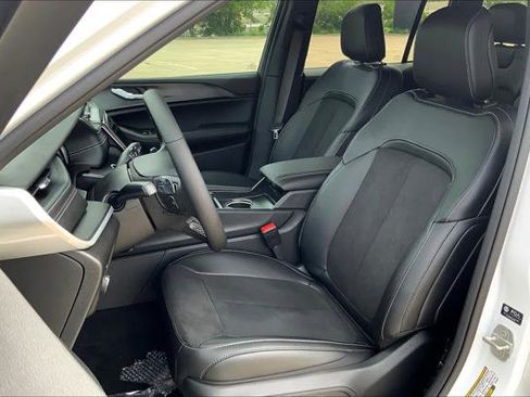 Used 2024 Jeep Grand Cherokee Altitude image 9