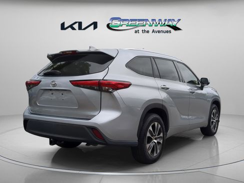 Used 2021 Toyota Highlander XLE FWD image 6