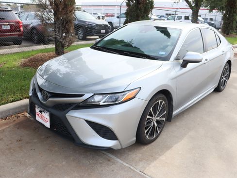 Used 2020 Toyota Camry SE image 4