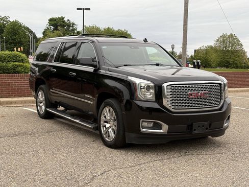 Used 2015 GMC Yukon XL Denali w/ Touring Package AWD/4WD image 9