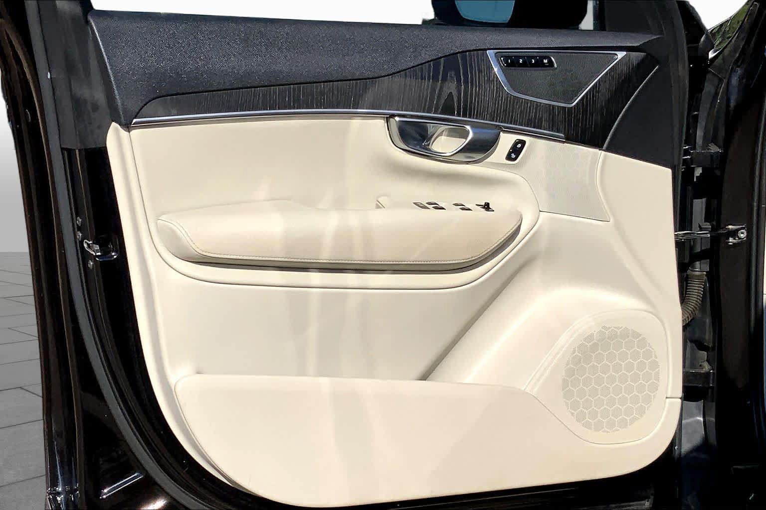 Used 2020 Volvo XC90 T5 Momentum w/ Protection Package Premier FWD image 23