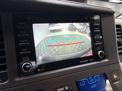 Used 2019 Toyota Sienna XLE w/ XLE Navigation Package FWD image 52