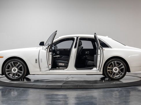 Used 2016 Rolls-Royce Ghost image 25