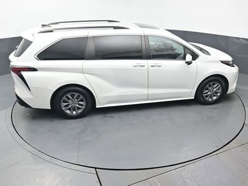 Used 2022 Toyota Sienna XLE image 47