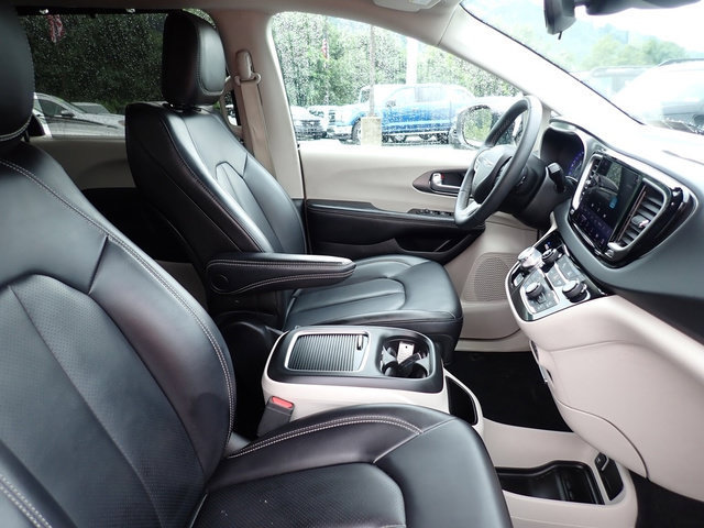 Used 2023 Chrysler Pacifica Touring-L FWD image 10