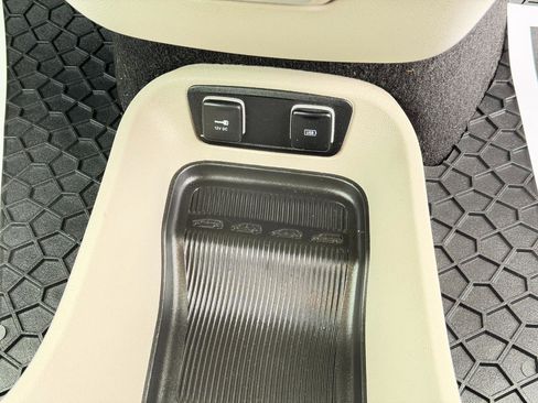 Used 2018 Chrysler Pacifica Touring-L FWD image 48