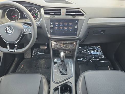 Used 2021 Volkswagen Tiguan SE w/ Panoramic Sunroof Package FWD image 11