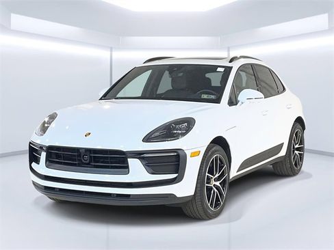 Used 2025 Porsche Macan image 1