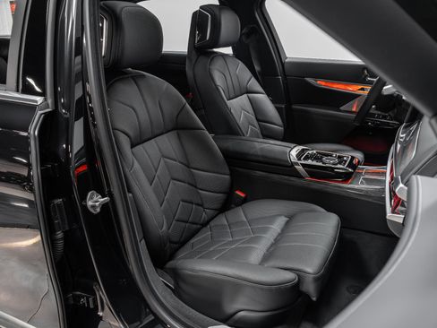 Used 2023 BMW i7 xDrive60 image 19