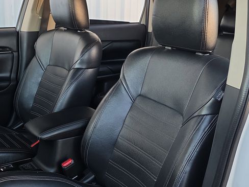 Used 2020 Mitsubishi Outlander SE image 12