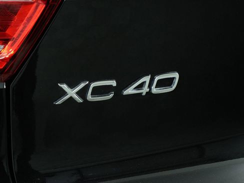 Used 2025 Volvo XC40 B5 Plus AWD/4WD image 19