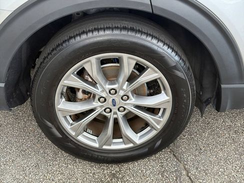 Used 2022 Ford Explorer Limited w/ Equipment Group 301A RWD image 17
