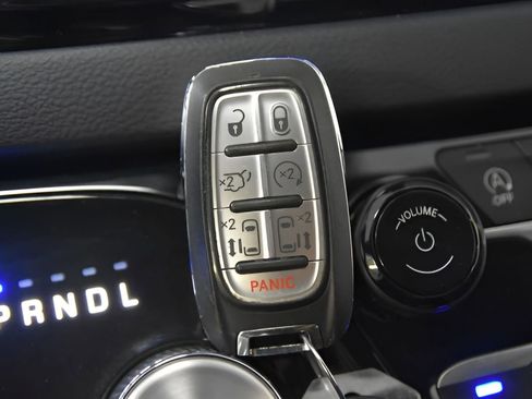 Used 2023 Chrysler Pacifica Touring-L image 28