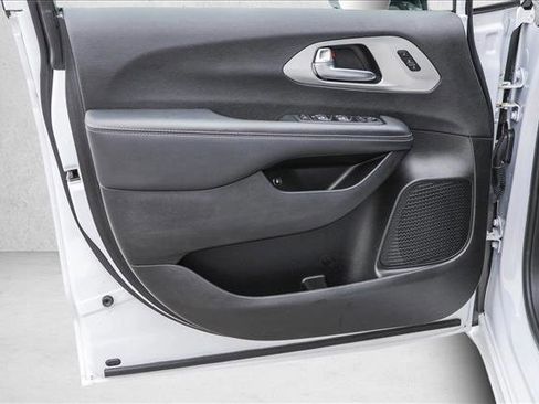 Used 2024 Chrysler Pacifica Premium image 12