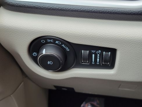 Used 2024 Chrysler Pacifica Touring-L w/ Uconnect Theater Family Group FWD image 10