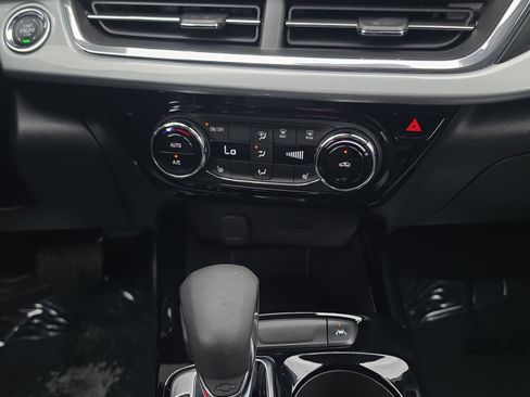 Used 2025 Chevrolet Trax LT w/ Driver Confidence Package FWD image 21