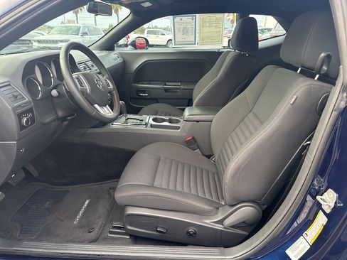 Used 2014 Dodge Challenger SXT image 12