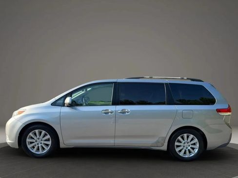 Used 2011 Toyota Sienna Limited w/ Premium Pkg FWD image 10
