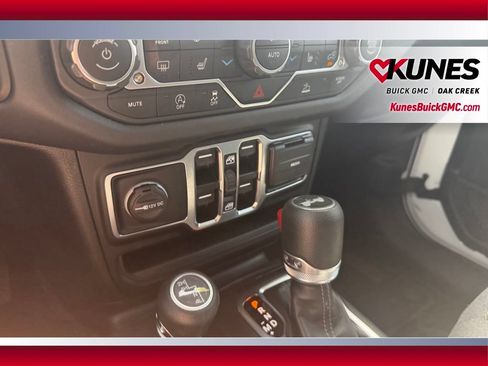 Used 2025 Jeep Wrangler Unlimited Sahara AWD/4WD image 25