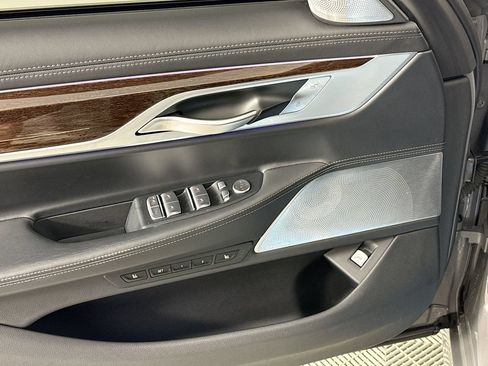 Used 2022 BMW 750i xDrive w/ Autobahn Package AWD/4WD image 19