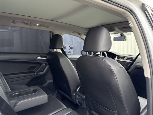 Used 2020 Volkswagen Tiguan SE w/ Panoramic Sunroof Package image 35