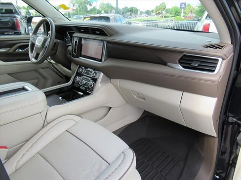 Used 2021 GMC Yukon Denali w/ Denali Premium Package AWD/4WD image 11