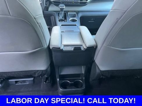 Used 2025 Toyota Sienna XLE FWD image 15