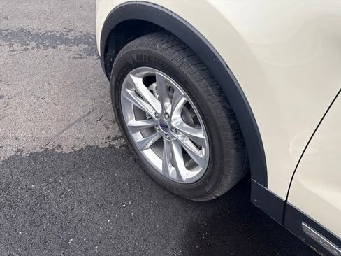 Used 2018 Ford Explorer XLT w/ Equipment Group 202A FWD image 4