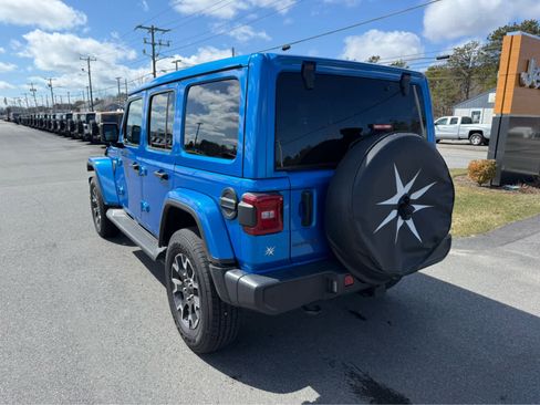 Used 2025 Jeep Wrangler Sahara w/ Safety Group image 9