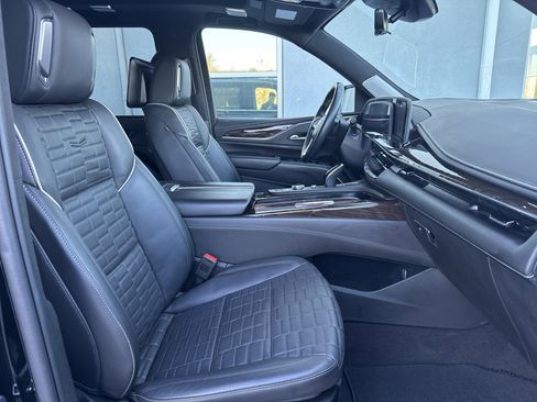 Used 2023 Cadillac Escalade ESV Premium Luxury Platinum image 2