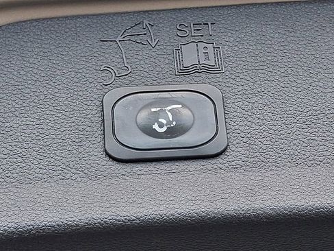 Used 2017 Ford Escape Titanium image 32