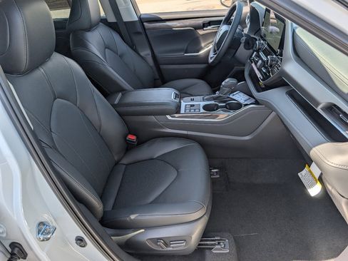 Used 2026 Toyota Highlander Limited AWD/4WD image 9