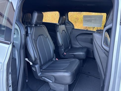 New 2026 Chrysler Pacifica Select image 29