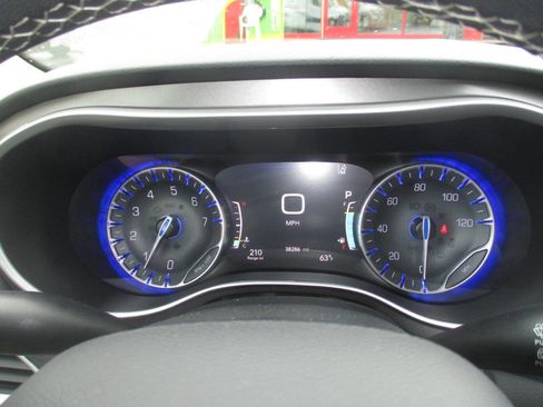 Used 2023 Chrysler Pacifica Touring-L FWD image 34