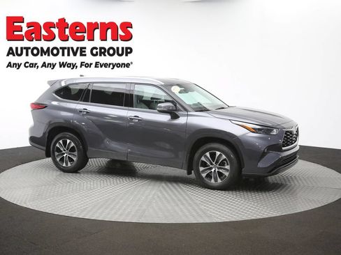 Used 2022 Toyota Highlander XLE AWD/4WD image 49
