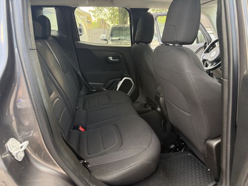 Used 2018 Jeep Renegade Latitude w/ Cold Weather Group AWD/4WD image 17