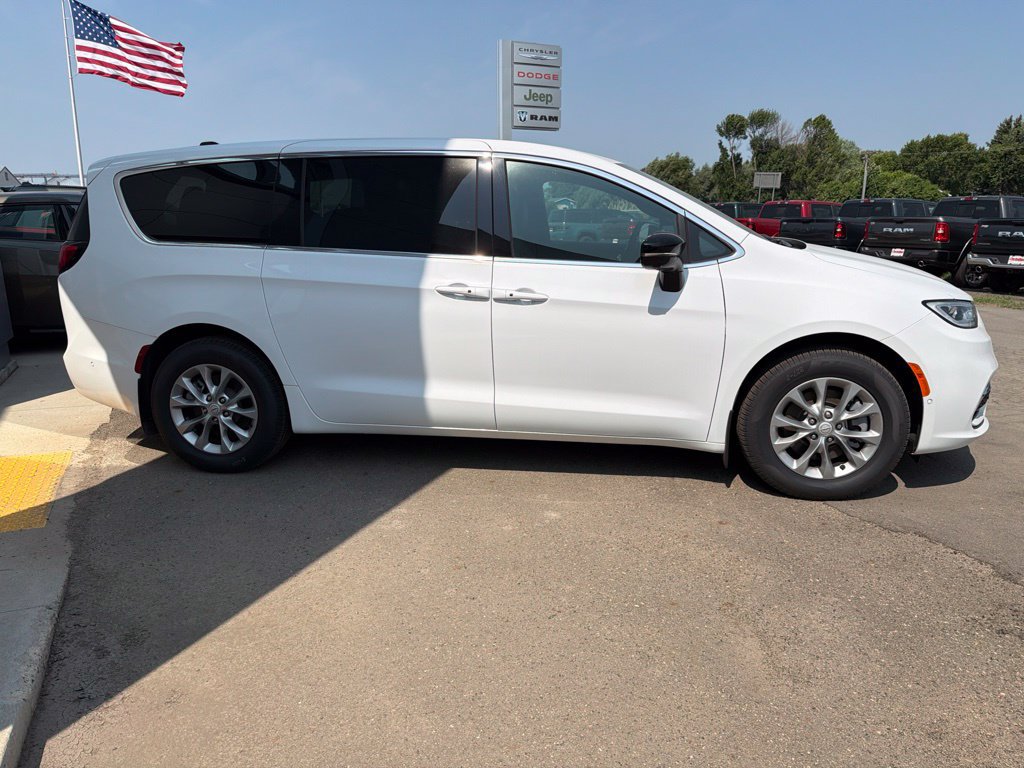 New 2025 Chrysler Pacifica Select AWD/4WD image 4