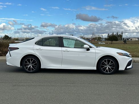 Used 2023 Toyota Camry SE image 3