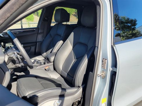 Used 2025 Porsche Macan image 5