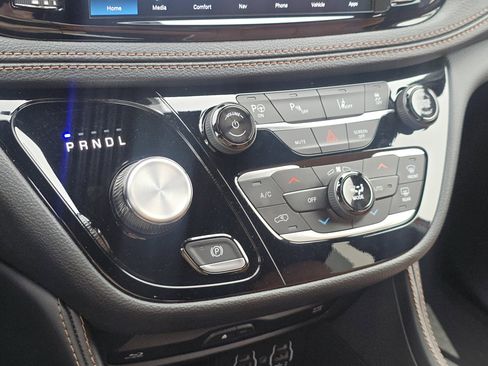 Used 2025 Chrysler Pacifica Pinnacle FWD image 21