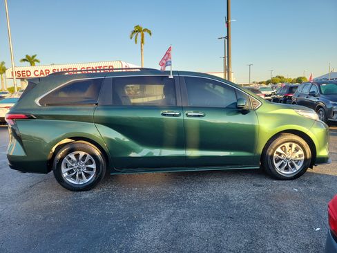Used 2022 Toyota Sienna XLE image 13
