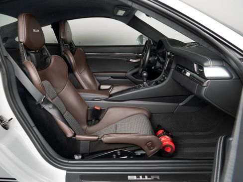 Used 2016 Porsche 911 R image 31