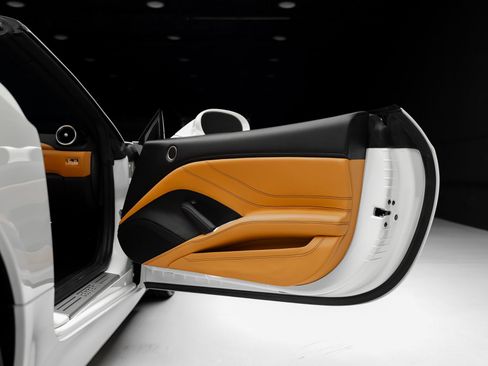 Used 2015 Ferrari California T RWD image 64