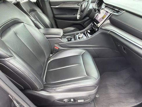 Used 2024 Jeep Grand Cherokee Limited w/ Black Appearance Package AWD/4WD image 13