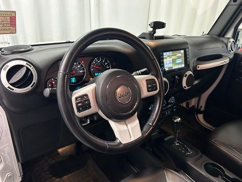 Used 2015 Jeep Wrangler Unlimited Sahara AWD/4WD image 2