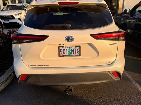 Used 2021 Toyota Highlander XLE image 3