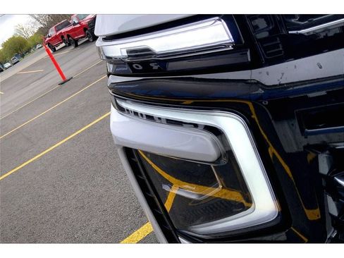 Used 2025 Chevrolet Suburban High Country AWD/4WD image 31