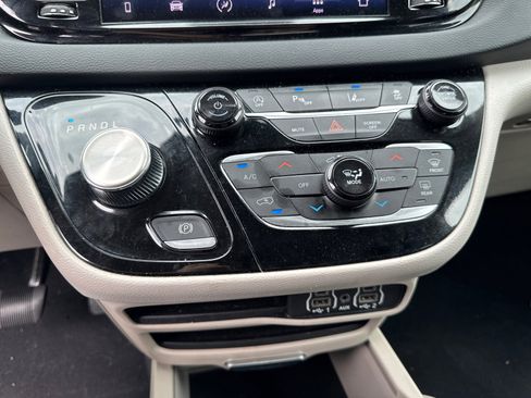 Used 2023 Chrysler Pacifica Touring-L FWD image 28