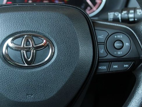 Used 2025 Toyota RAV4 XLE FWD image 33