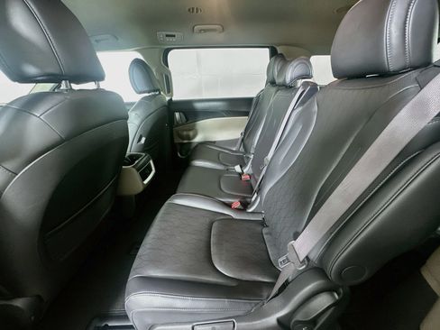 Used 2025 Kia Carnival FWD image 27